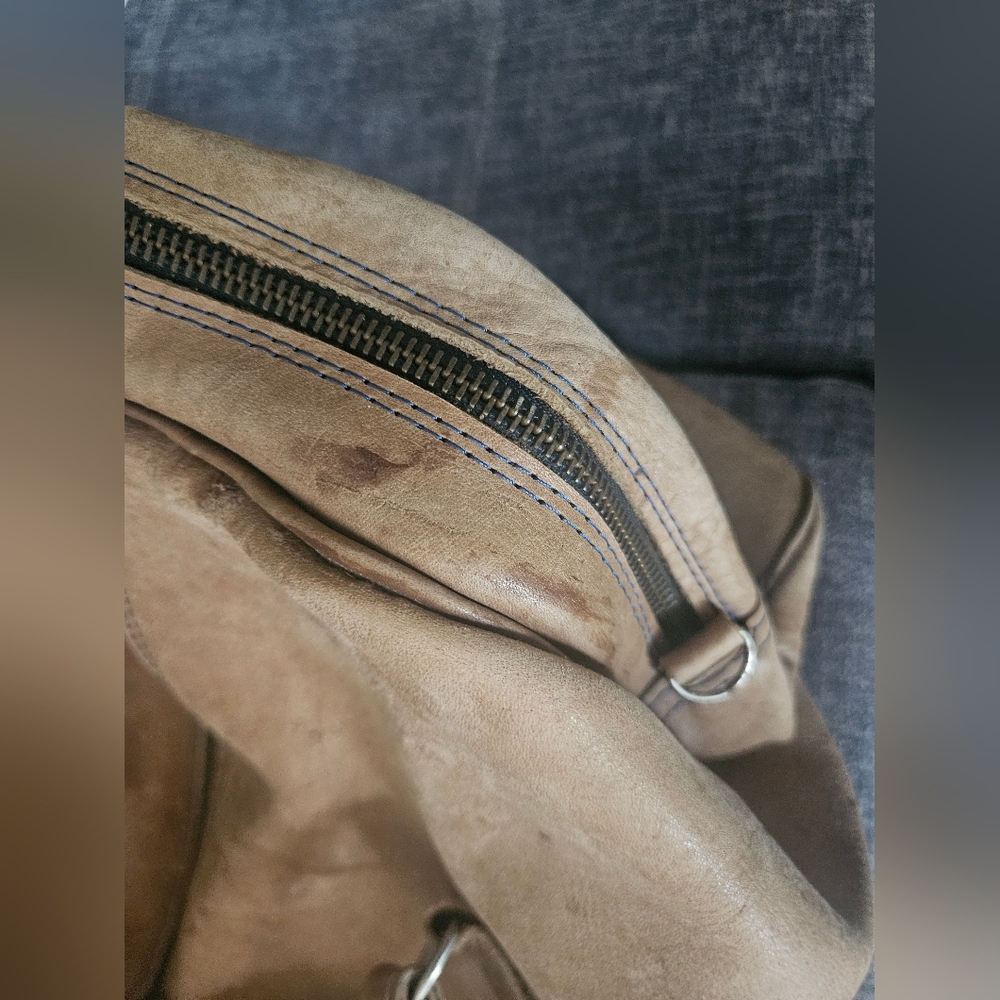 Vintage Light Tan Full Grain Leather Duffle Travel Bag. Unisex. - Picture 10 of 16